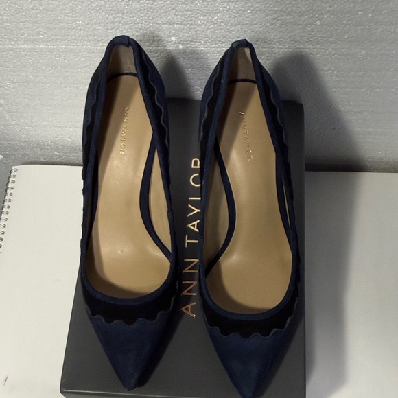 NIB Ann Taylor Ramona Midnight Blue / Black Leather Suede scallop pumps - Picture 3 of 9